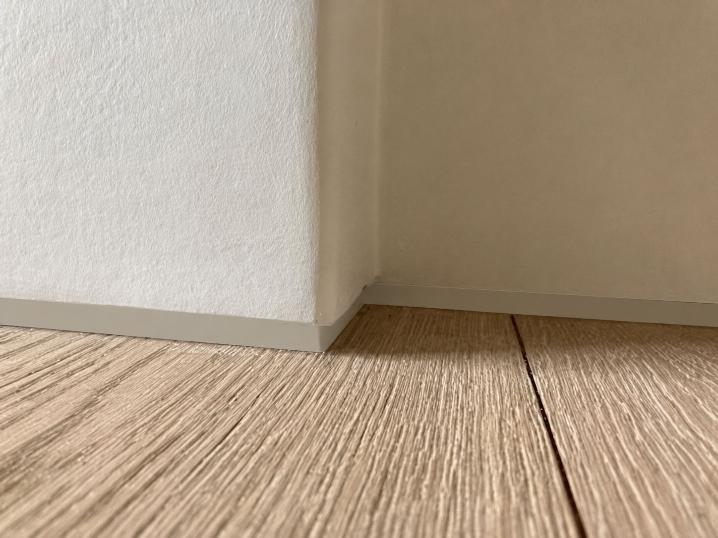 Plintprofiel negatief 6/8 – RAL 9002